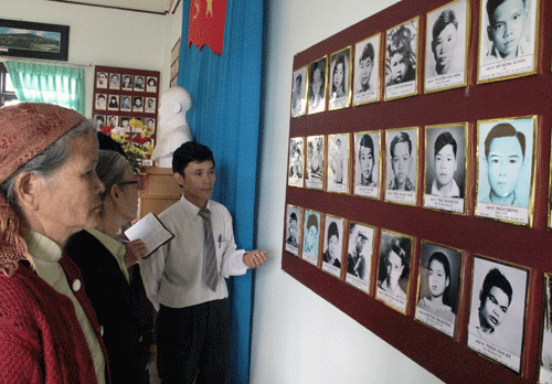 Thăm phòng truyền thống yêu nước thôn Xuân Sơn