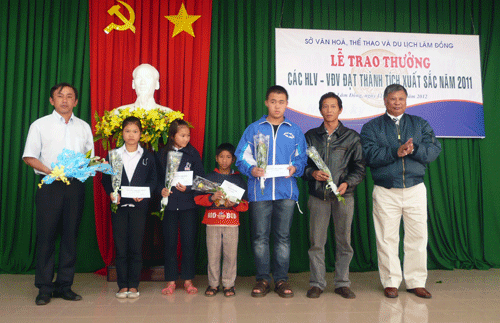 382 triệu đồng trao thưởng cho các HLV và VĐV xuất sắc