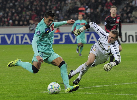 Hạ Leverkusen, Barca đặt một chân vào tứ kết