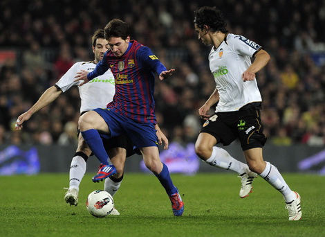 Messi ghi 4 bàn, Barca tiếp tục bám đuổi Real
