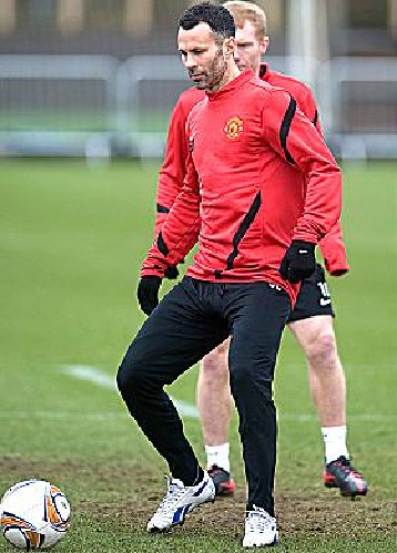Ryan Giggs sắp đạt kỷ lục 900 trận đấu cho Manchester United