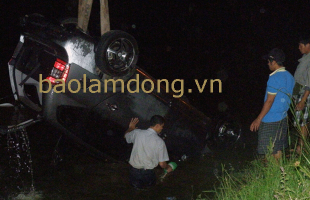 và đang được cẩu lên.