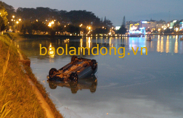 Ôtô &quot;chổng vó&quot; giữa hồ Xuân Hương
