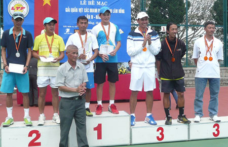HLV tiên phong trong làng quần vợt Lâm Đồng