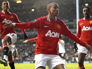 Ashley Young lập cú đúp giúp Manchester United hạ Tottenham. (Nguồn: Reuters)