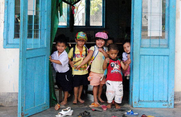 Vùng lũ, trẻ không có trường riêng
