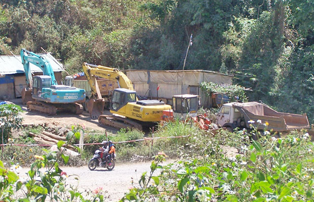  Xe máy “đắp chiếu” nằm chờ giải quyết sự cố khi có sạt lở.