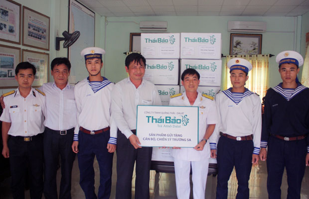 Trao tặng trà Atiso cho chiến sĩ Trường Sa