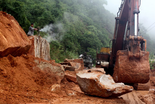 Đơn vị thi công vẫn đang tập trung giải phóng đất đá gây tắc đường