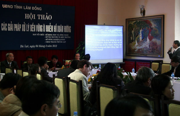 Các nhà khoa học phân tích nguyên tảo bùng phát