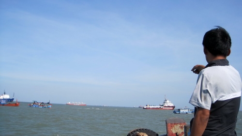 Các tàu cứu hộ đang kéo container trôi dạt ngoài biển vào bờ - Ảnh: Đông Hà