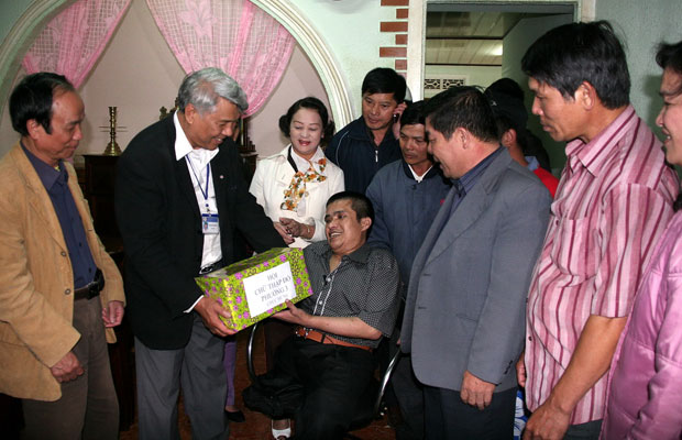 Đại diện lãnh đạo và Hội Chữ thập đỏ phường đến thăm và tặng quà cho anh Hải