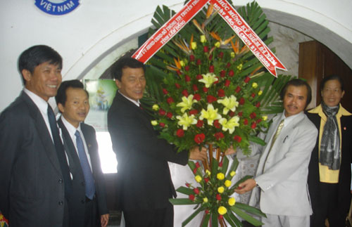 Lãnh đạo tỉnh chúc mừng Hội VH - NT nhân ngày 21/6.