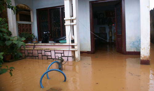 Đà Lạt: Mưa lớn gây ngập nhà dân