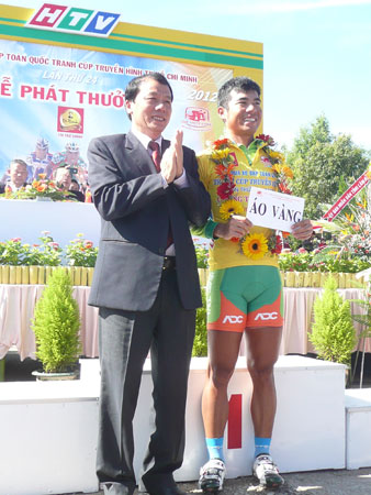 Phó Chủ tịch UBND tỉnh Lâm Đồng Trương Văn Thu trao giải cho VĐV áo vàng chặng 12. Anh Viết Trọng