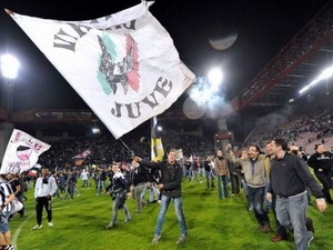 Thua derby, AC Milan &quot;dâng&quot; Scudetto cho Juventus