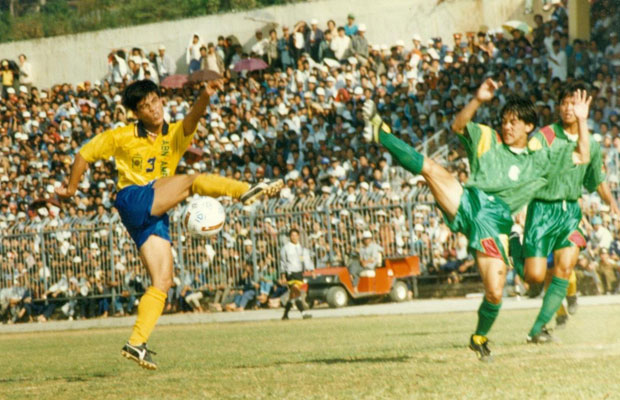  Pha tranh bóng giữa Trương Văn Tâm (6-Lâm Đồng) và một cầu thủ CAHN mùa giải 1996 trân sân Đà Lạt. Một trận đấu khán giả đông kỷ lục.