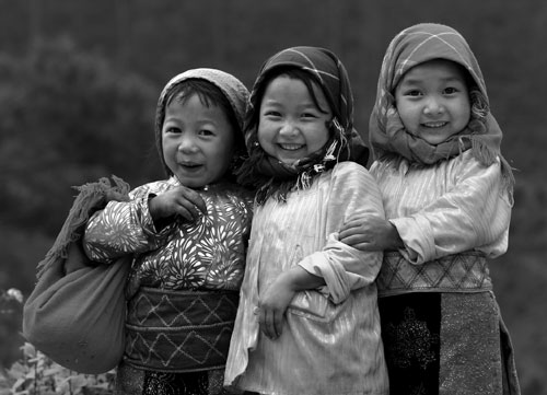 Ba chị em Mông – Trần Thiết Dũng