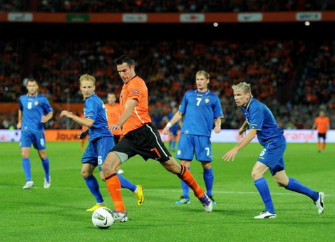 Van Persie sở trường với pha sút phạt chân trái