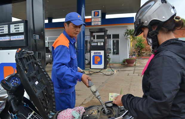 Xăng giảm thêm 600 đồng/lít