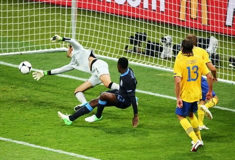 Pha ghi bàn của Welbeck với cú đánh gót điệu nghệ