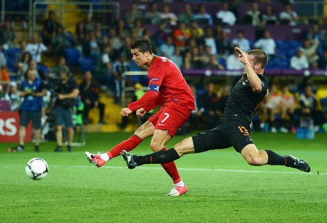 C.Ronaldo lập cú đúp giúp Bồ Đào Nha đi tiếp