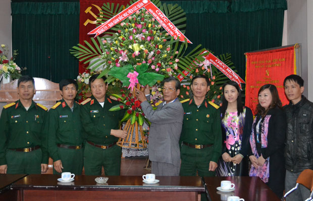 PGS-TS Thiếu tướng Trần Văn Bộ - Phó Chính ủy Học viện Lục quân chúc mừng cán bộ, phóng viên Báo Lâm Đồng nhân Ngày Báo chí Cách mạng