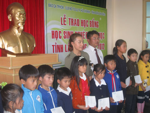 Báo Công an – Tỉnh đoàn Lâm Đồng trao học bổng cho học sinh nghèo hiếu học