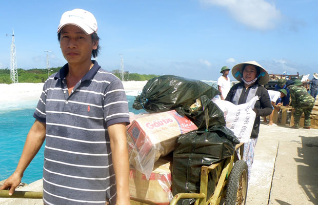 Vợ chồng cùng chuyển hàng lên đảo