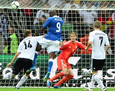 &quot;Siêu&quot; Balotelli lập cú đúp đưa Italy vào tranh cúp