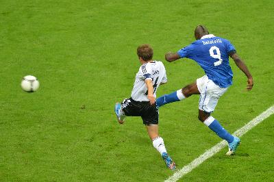 Bàn thắng thứ 2 của Balotelli