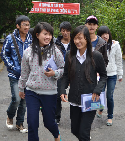 Những thí sinh đầu tiên rời khỏi phòng thi sáng nay.
