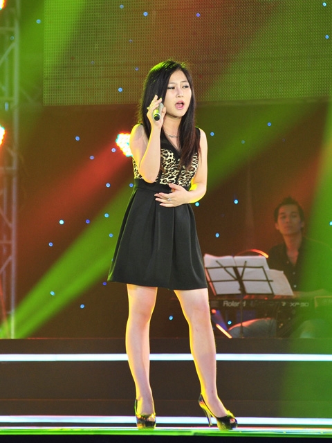 Cô bé 17 tuổi - Hương Tràm hát đầy nội lực
