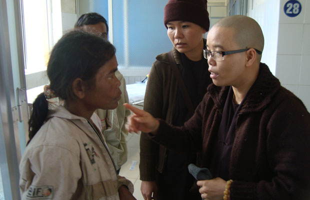 Sư cô Diệu Linh và sư cô cô Tuệ Thông (thứ nhất và thứ hai bên phải sang) là hai trong ba người đi cùng bệnh nhân Cill Ha Toàn về Bệnh viện Chợ Rẫy