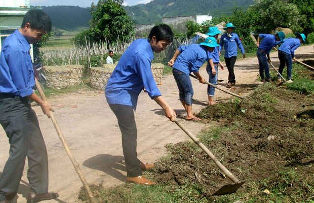 Dọn rác thải sinh hoạt ở Tu Tra