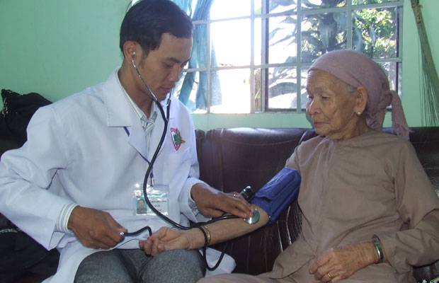 Bác sĩ Cường khám bệnh cho mẹ VNAH Hồ Thị Đại