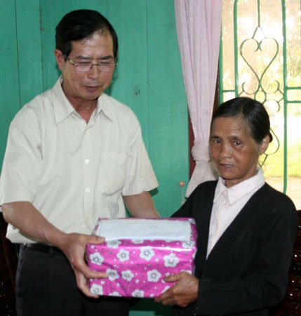 Đồng chí Hoàng Sĩ Sơn – Phó Bí thư Thường trực Tỉnh ủy thăm và tặng quà các gia đình chính sách
