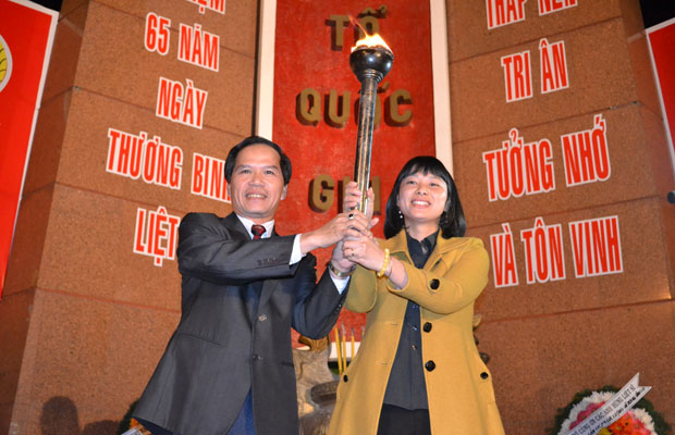  Đ/c Nguyễn Xuân Tiến - Phó Bí thư Tỉnh ủy, Chủ tịch UBND tỉnh Lâm Đồng và Đ/c Phạm Thị Phúc- Bí thư tỉnh Đoàn cùng đốt đuốc thắp nến tri ân các anh hùng liệt sỹ.