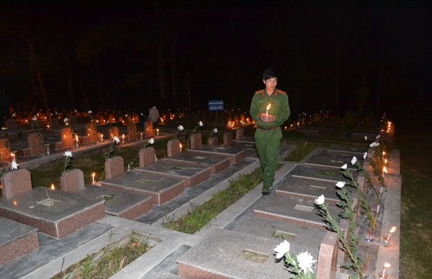 Đêm đi giữa nghĩa trang liệt sỹ lung linh nến và hoa, người lính trẻ này càng thêm tự hào khi được khoác lên mình bộ quân phục của lực lượng quân đội.
