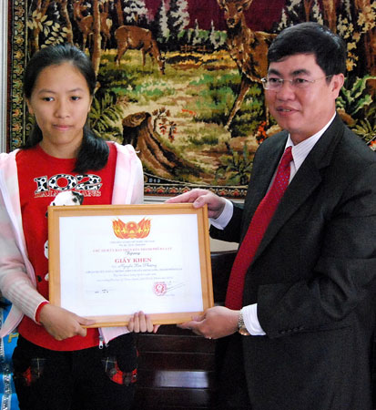 Đại diện lãnh đạo TP Đà Lạt trao giấy khen cho em Nguyễn Kim Phượng