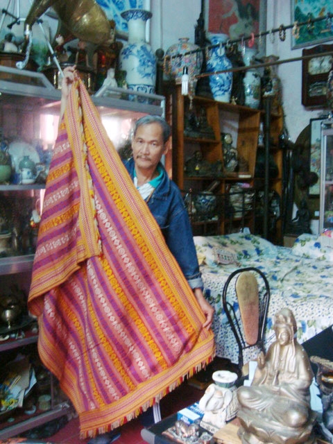 Ông Đăng Thanh và tấm xà rông của vua Chăm (?)sưu tầm được.