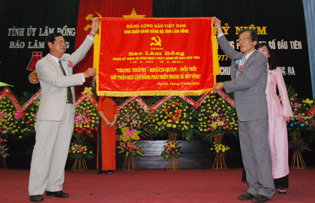 Đ/c Phó Bí thư Tỉnh uỷ Hoàng Sỹ Sơn thay mặt cho ban Thường vụ Tỉnh uỷ đã gửi đến tập thể Báo Lâm Đồng bức trướng với nội dung “Trung thành - khách quan - đổi mới góp phần đưa Lâm Đồng phát triển nhanh và bền vững”.