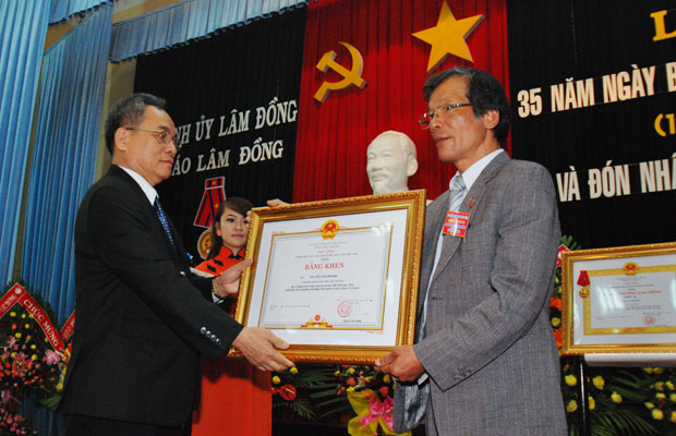 Phó Chủ tịch Hội Nhà báo Việt Nam Phạm Quốc Toàn trao bằng khen của Thủ tường Chính phủ cho ông Nguyễn Thanh Đạm - Tổng Biên tập báo Lâm Đồng.