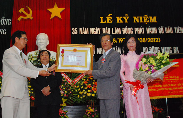 Phó Bí thư Thường trực Tỉnh uỷ Hoàng Sỹ Sơn trao Huân chương lao động hạng 3 của Chủ tịch nước cho tập thể báo Báo Lâm Đồng