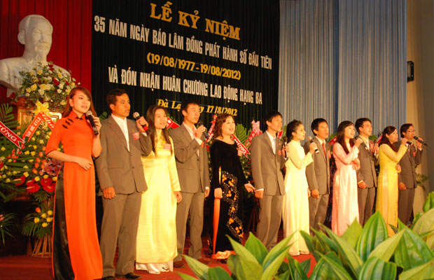 Tập thể Chi đoàn Báo Lâm Đồng biểu diễn văn nghệ chúc mừng kỷ niệm 35 năm Báo Lâm Đồng