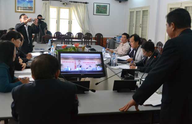 Phó trưởng Đoàn đại biểu QUốc hội đơn vị tỉnh Lâm Đồng tham gia chất vấn qua cầu truyền hình trực tuyến.