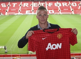 MU hoàn tất hợp đồng với Alexander Buttner