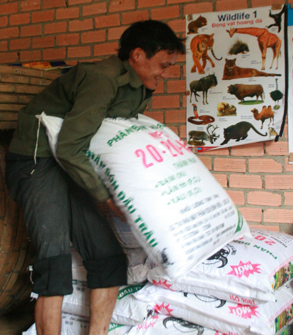 Dân nghèo không nhận phân bón 30a vì giá &quot;trời ơi!&quot;
