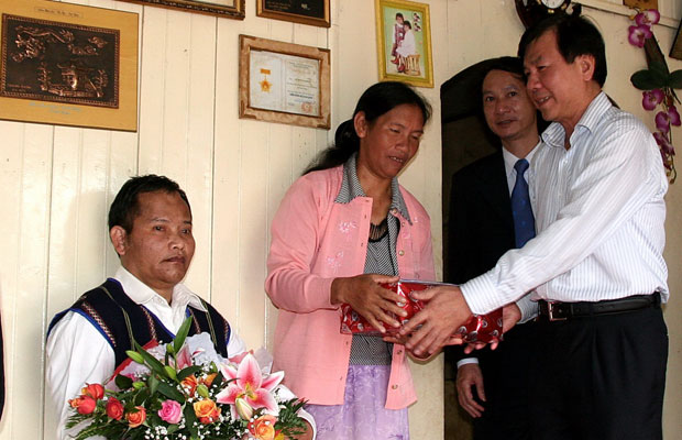 Tặng sổ tiết kiệm cho Anh hùng Lao động Cil Múp Ha K’Riêng