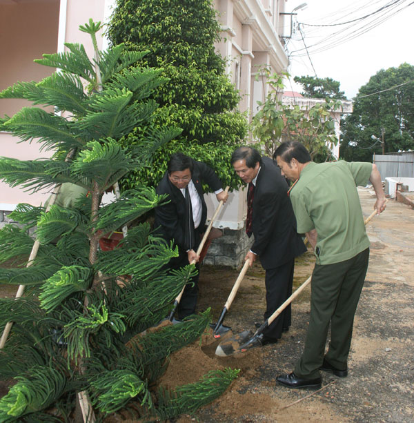Thượng tướng Đặng Văn Hiếu và lãnh đạo tỉnh làm việc tại Công an Lâm Đồng
